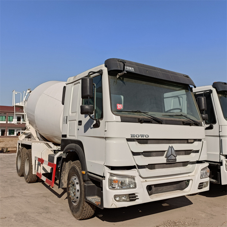 HOWO HOWO-white mixer pump truck - Автобетононасос-смеситель: фото 2 HOWO HOWO-white mixer pump truck - Автобетононасос-смеситель: фото 2