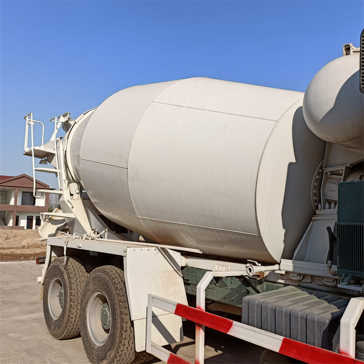 HOWO HOWO-white mixer pump truck - Автобетононасос-смеситель: фото 3 HOWO HOWO-white mixer pump truck - Автобетононасос-смеситель: фото 3