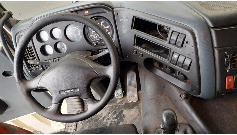 Фото интерьера 3: Тягач DAF XF 95.430 4x2 EURO 2 Manual Gearbox