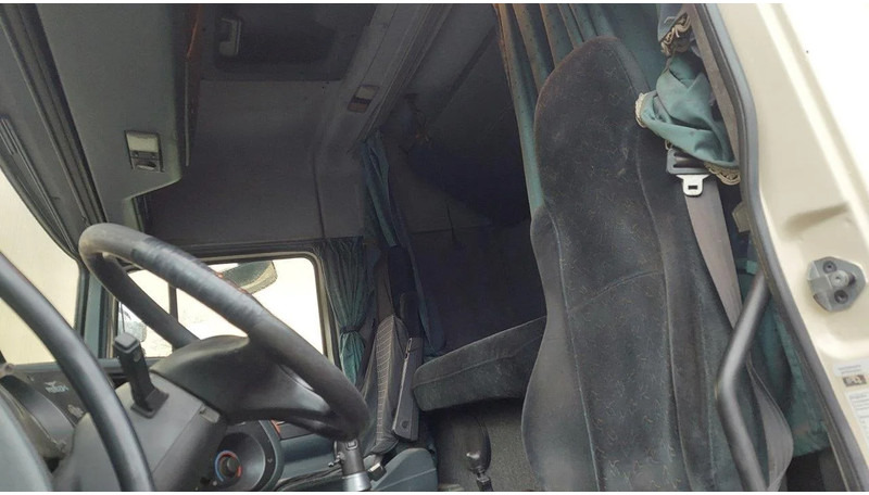 Фото интерьера 1: Тягач DAF XF 95.430 4x2 EURO 2 Manual Gearbox