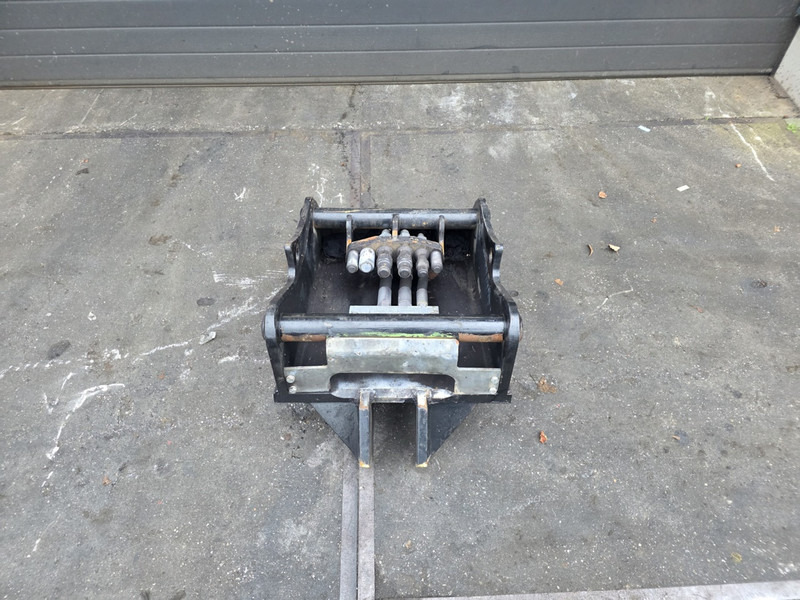 Oilquick kopplaat oq70/55 adaptor plate oilquick 70 55 steelwrist - Сцепное устройство для Строительной техники: фото 1 Oilquick kopplaat oq70/55 adaptor plate oilquick 70 55 steelwrist - Сцепное устройство для Строительной техники: фото 1