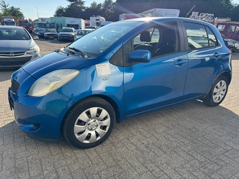 Toyota Yaris **PETROL-ESSENCE-AC** - Хэтчбек: фото 1 Toyota Yaris **PETROL-ESSENCE-AC** - Хэтчбек: фото 1