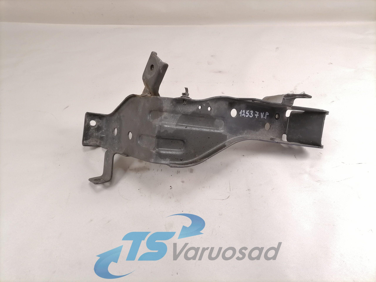 Volvo light bracket 84061089 - Свет/ Освещение для Грузовиков: фото 2 Volvo light bracket 84061089 - Свет/ Освещение для Грузовиков: фото 2