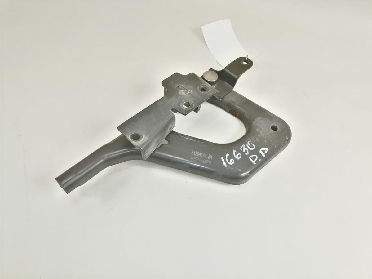 Volvo lower grille carrier hinge 84104144 - Решётка радиатора для Грузовиков: фото 2 Volvo lower grille carrier hinge 84104144 - Решётка радиатора для Грузовиков: фото 2