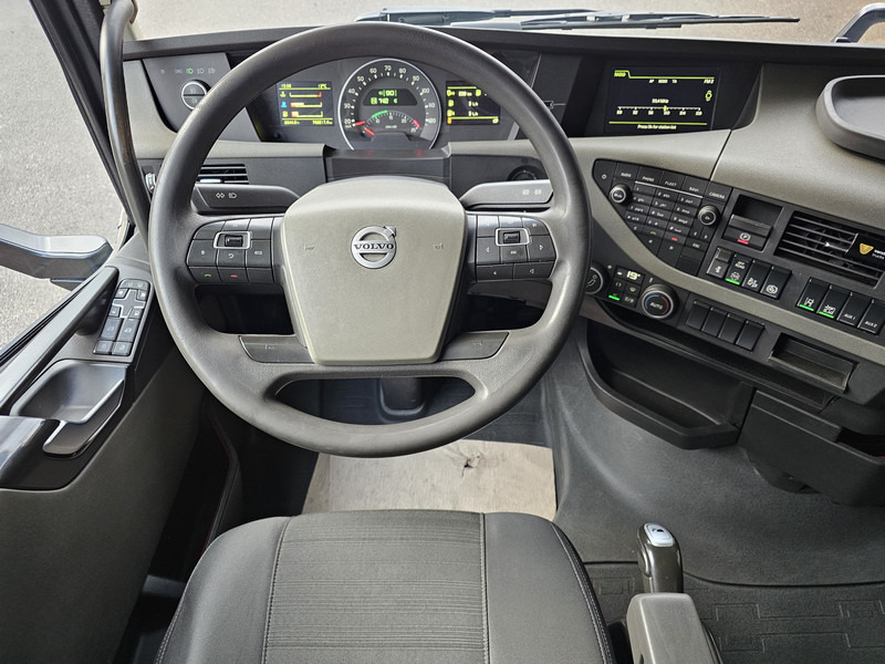 Фото интерьера 3: Автовоз Volvo FH500 / AUTOTRANSPORT / LOHR CONSTRUCTION / COMBI