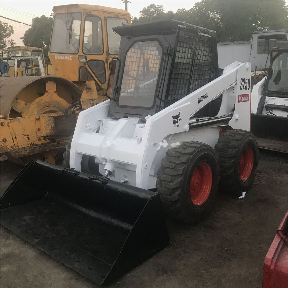Bobcat S250 - Мини-погрузчик с бортовым поворотом: фото 1 Bobcat S250 - Мини-погрузчик с бортовым поворотом: фото 1