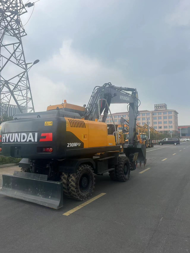 HYUNDAI R210W - Колёсный экскаватор: фото 2 HYUNDAI R210W - Колёсный экскаватор: фото 2