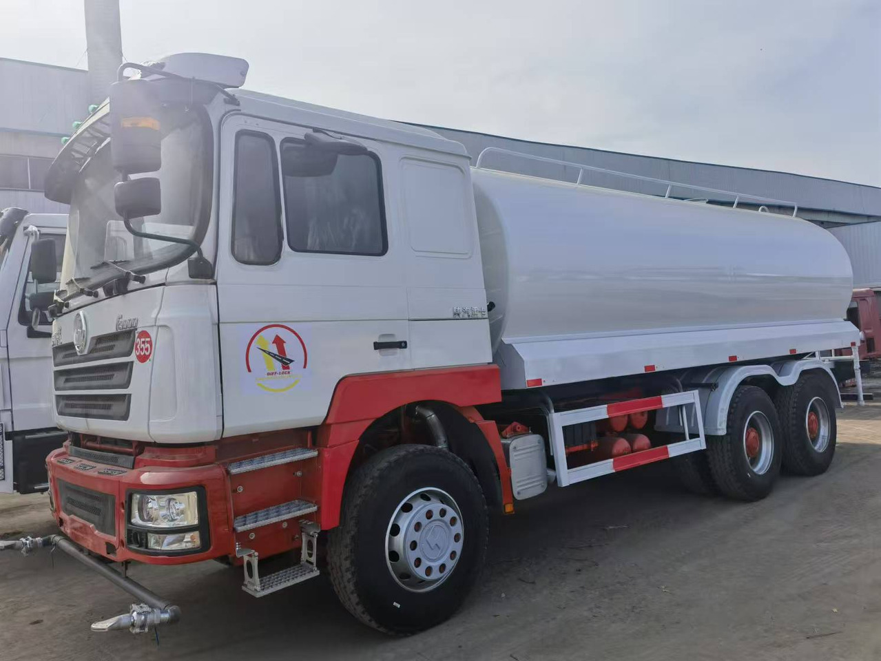 Shacman F3000 6*4 Sprinkler truck(Right rudder) - Коммунальная/ Специальная техника: фото 1 Shacman F3000 6*4 Sprinkler truck(Right rudder) - Коммунальная/ Специальная техника: фото 1