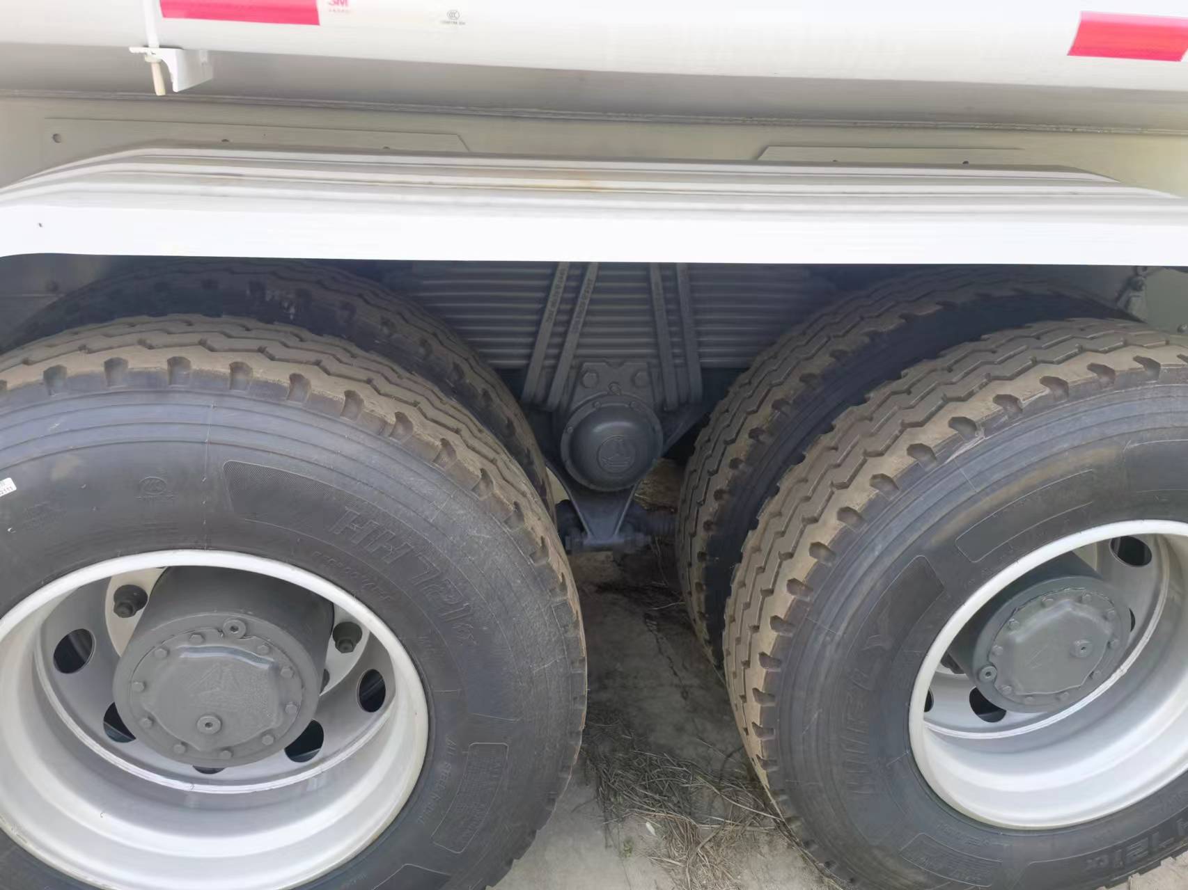 Sinotruk HOWO 371 6*4 Tank truck - Грузовик-цистерна: фото 2 Sinotruk HOWO 371 6*4 Tank truck - Грузовик-цистерна: фото 2