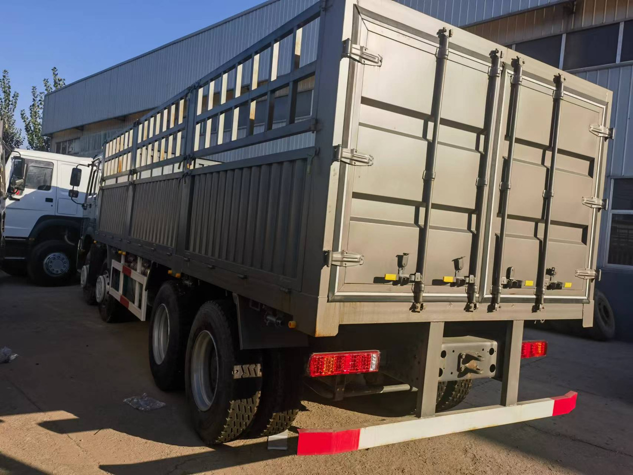 Sinotruk HOWO 371 8*4 Fence truck - Грузовик бортовой/ Платформа: фото 3 Sinotruk HOWO 371 8*4 Fence truck - Грузовик бортовой/ Платформа: фото 3
