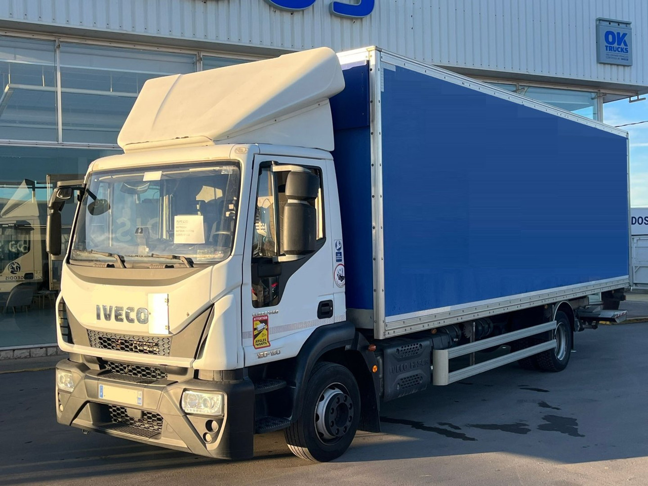 Caja cerrada IVECO Eurocargo ML 120 E22 - Грузовик с закрытым кузовом: фото 1 Caja cerrada IVECO Eurocargo ML 120 E22 - Грузовик с закрытым кузовом: фото 1