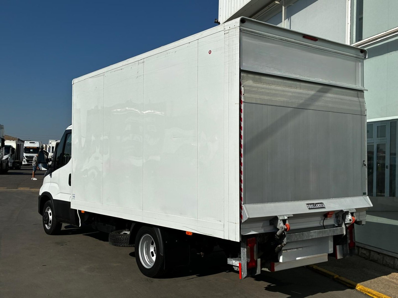 Caja cerrada con plataforma elevadora IVECO 35C14 20m3 - Фургон с закрытым кузовом: фото 4 Caja cerrada con plataforma elevadora IVECO 35C14 20m3 - Фургон с закрытым кузовом: фото 4