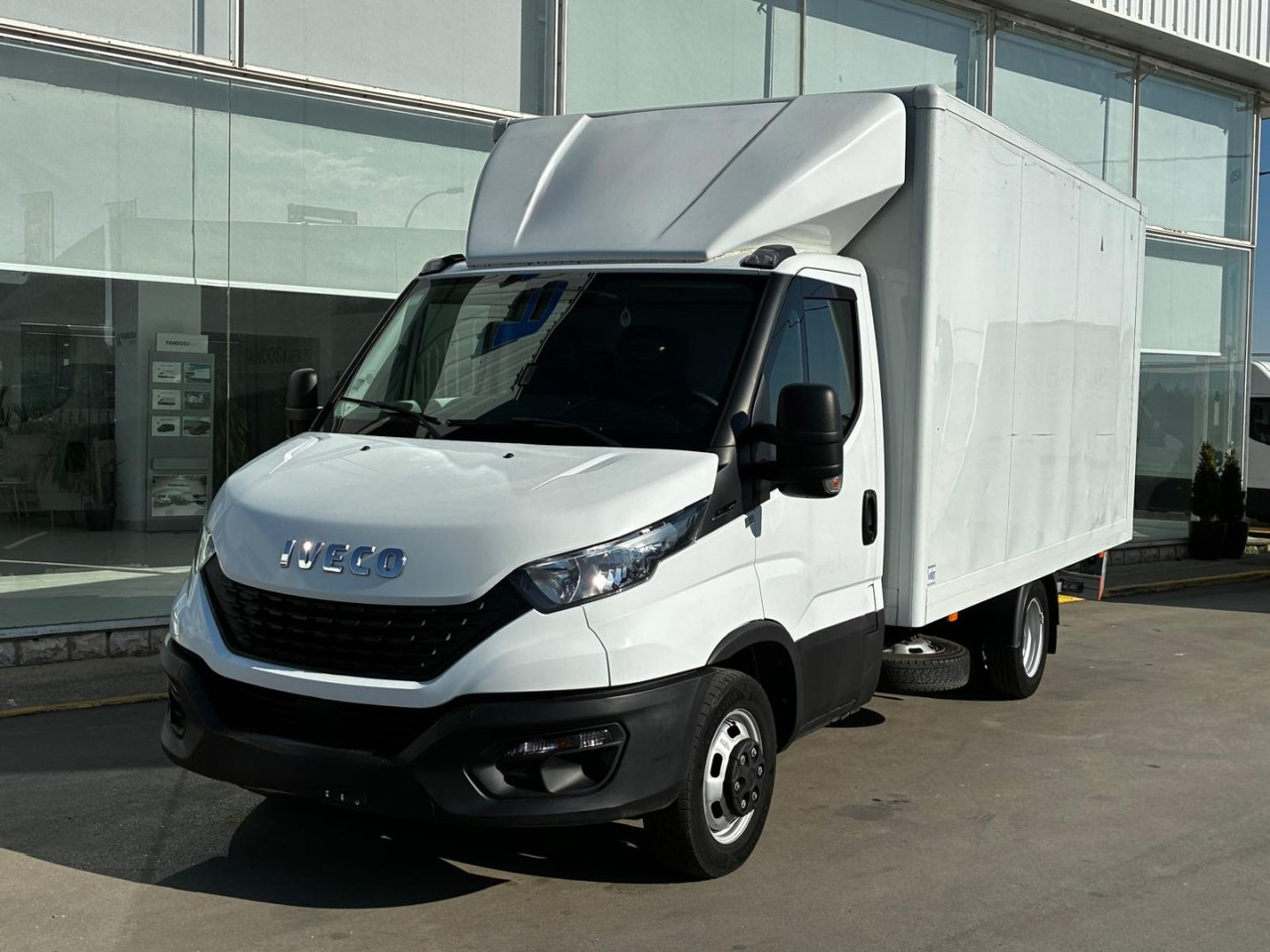 Caja cerrada con plataforma elevadora IVECO 35C14 20m3 - Фургон с закрытым кузовом: фото 1 Caja cerrada con plataforma elevadora IVECO 35C14 20m3 - Фургон с закрытым кузовом: фото 1