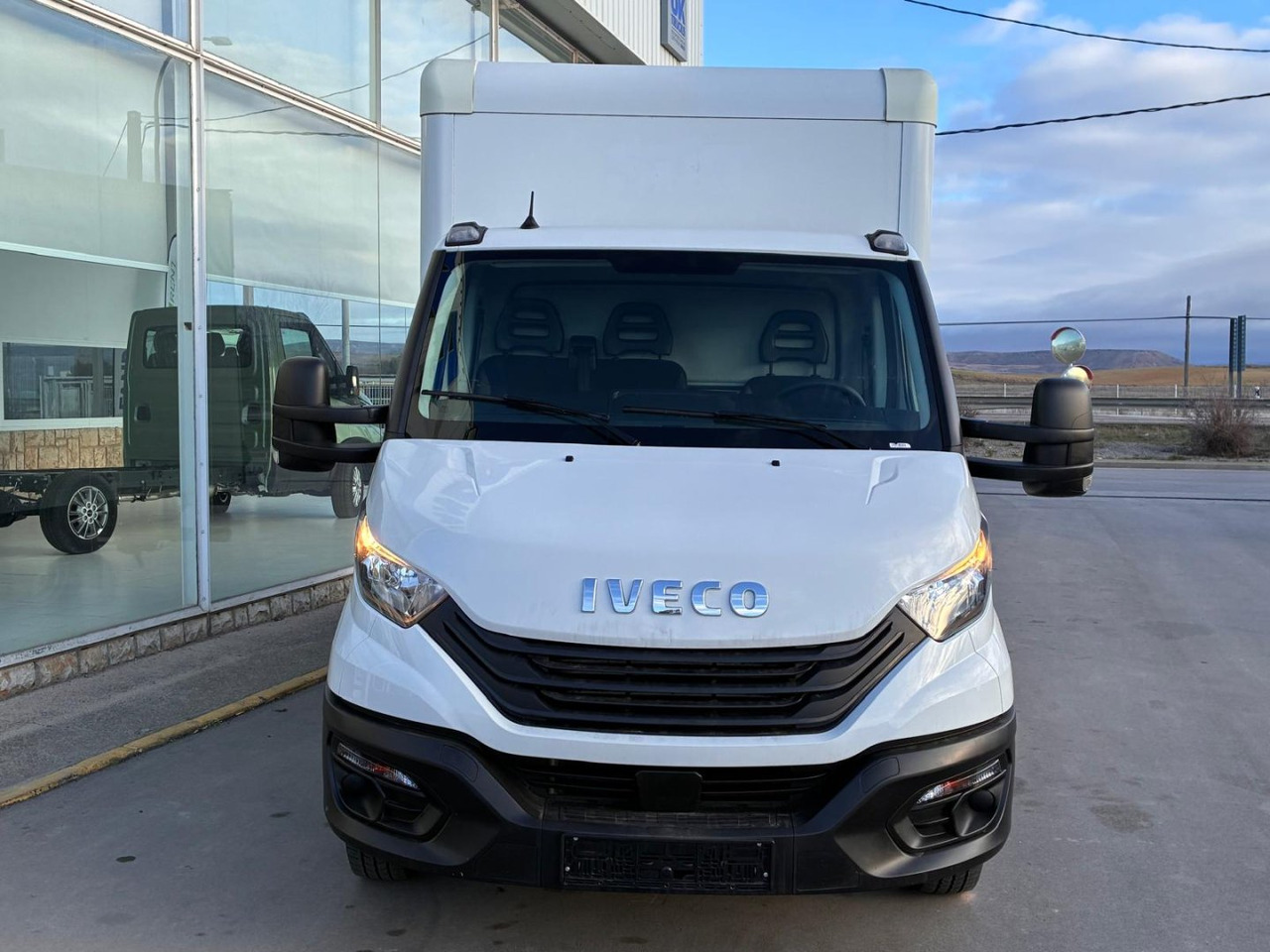 Caja cerrada con plataforma elevadora IVECO 35C16 20m3 - Фургон с закрытым кузовом: фото 2 Caja cerrada con plataforma elevadora IVECO 35C16 20m3 - Фургон с закрытым кузовом: фото 2