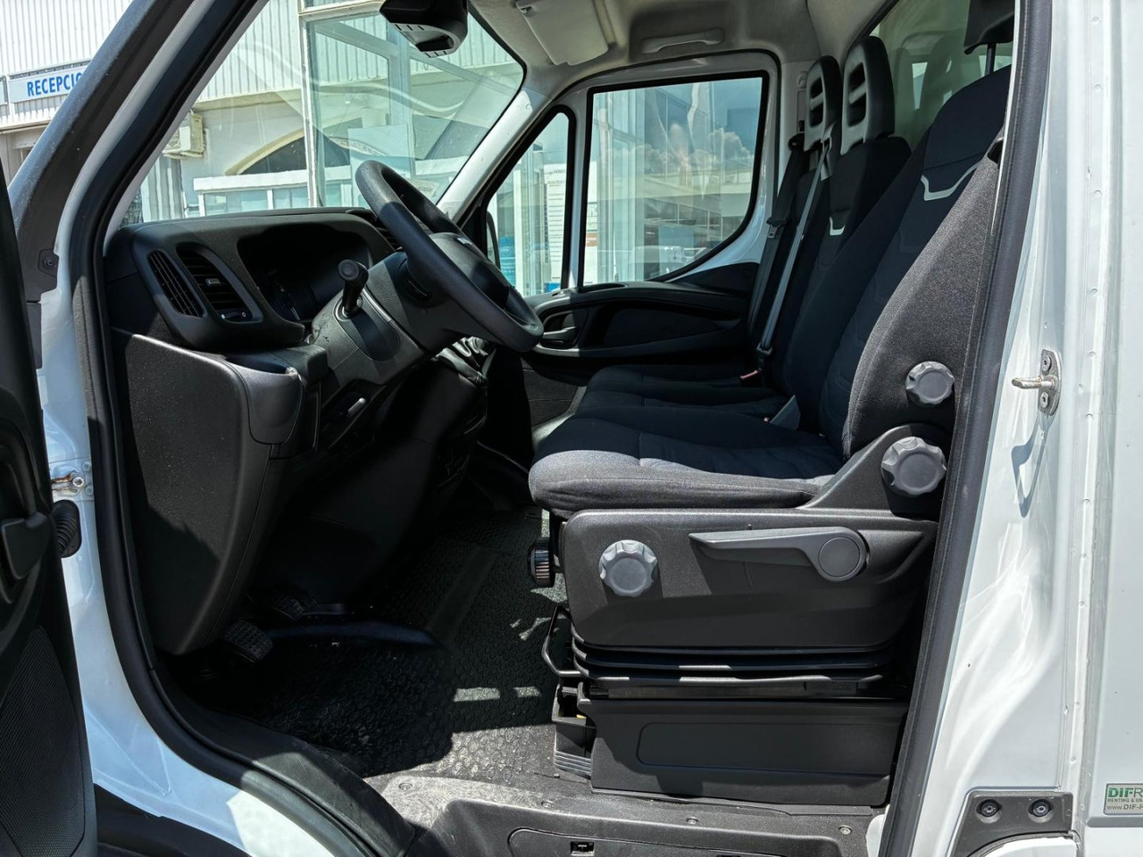 Caja cerrada con plataforma elevadora IVECO 35C16 20m3 - Фургон с закрытым кузовом: фото 5 Caja cerrada con plataforma elevadora IVECO 35C16 20m3 - Фургон с закрытым кузовом: фото 5