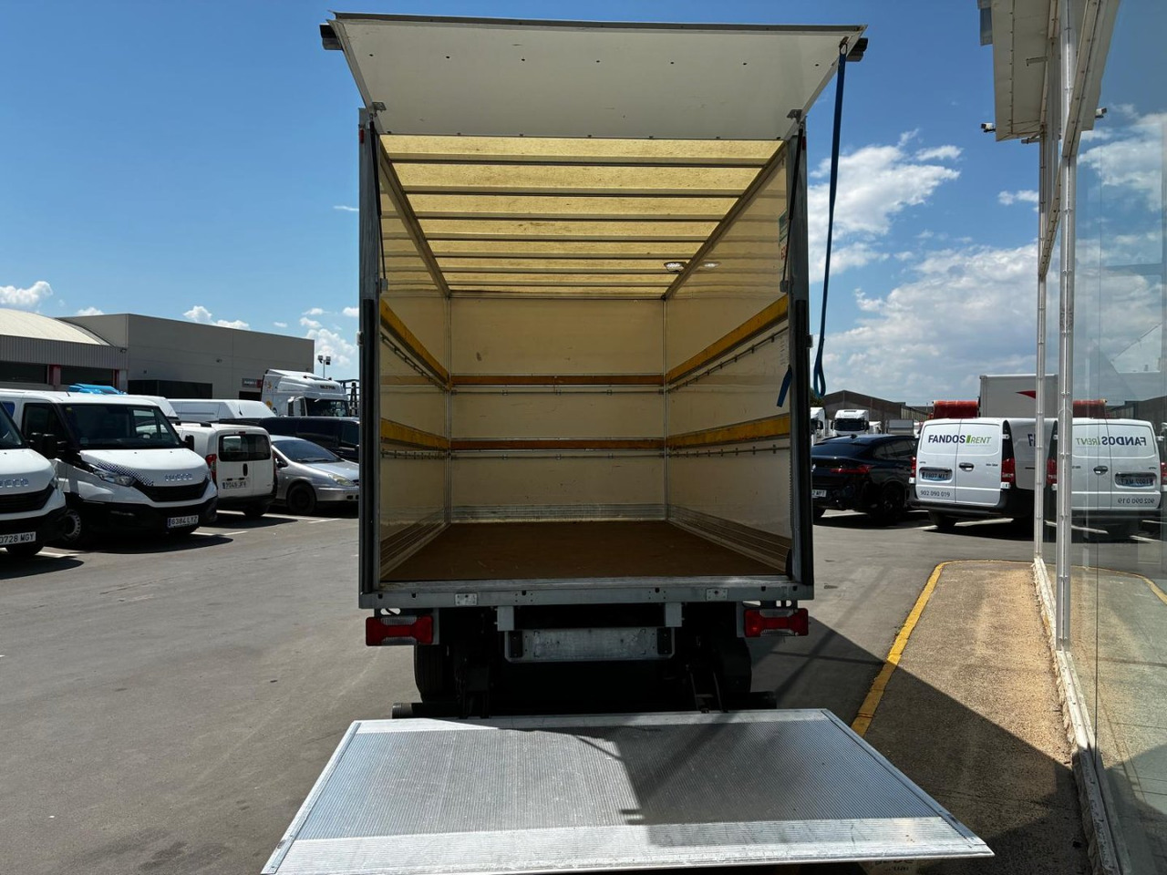 Caja cerrada con plataforma elevadora IVECO 35C16 20m3 - Фургон с закрытым кузовом: фото 5 Caja cerrada con plataforma elevadora IVECO 35C16 20m3 - Фургон с закрытым кузовом: фото 5