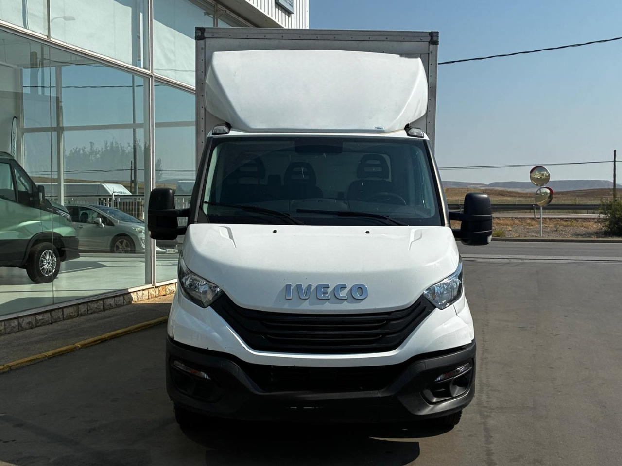 Caja cerrada con plataforma elevadora IVECO 35C16 3.0 20m3 - Фургон с закрытым кузовом: фото 2 Caja cerrada con plataforma elevadora IVECO 35C16 3.0 20m3 - Фургон с закрытым кузовом: фото 2