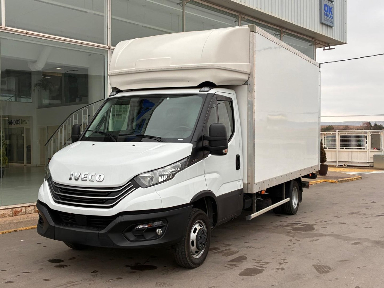 Caja cerrada con plataforma elevadora IVECO 35C16 3.0 20m3 - Фургон с закрытым кузовом: фото 1 Caja cerrada con plataforma elevadora IVECO 35C16 3.0 20m3 - Фургон с закрытым кузовом: фото 1