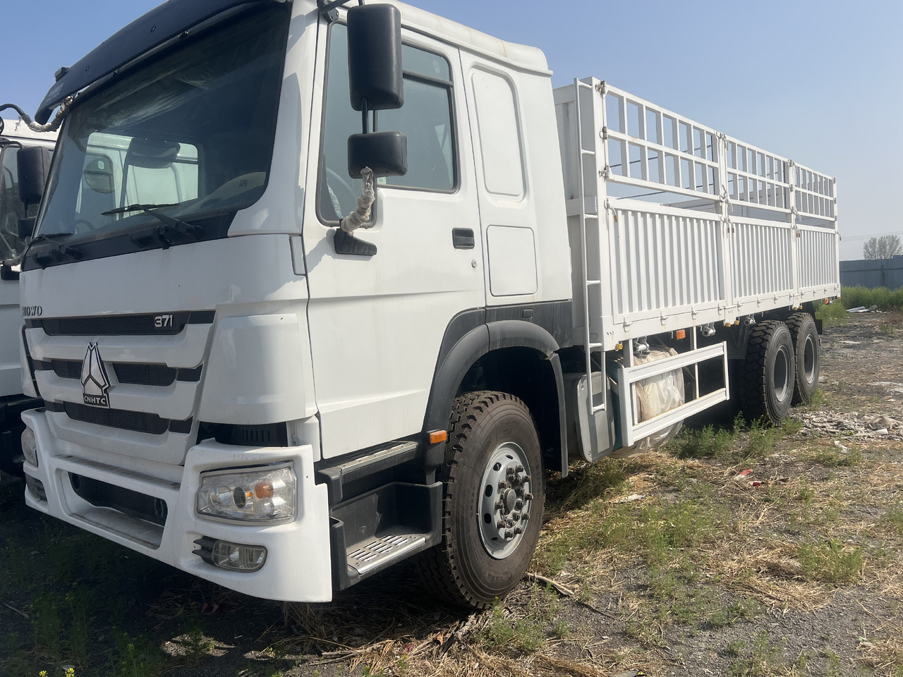 SINOTRUK HOWO 6*4 WITH FENCE - Самосвал: фото 1 SINOTRUK HOWO 6*4 WITH FENCE - Самосвал: фото 1