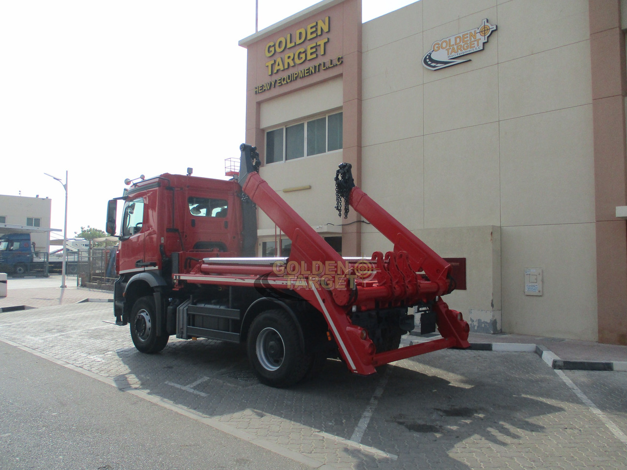MERCEDES-BENZ Arocs 1832 4x2 Skip Loader - Портальный бункеровоз: фото 3 MERCEDES-BENZ Arocs 1832 4x2 Skip Loader - Портальный бункеровоз: фото 3
