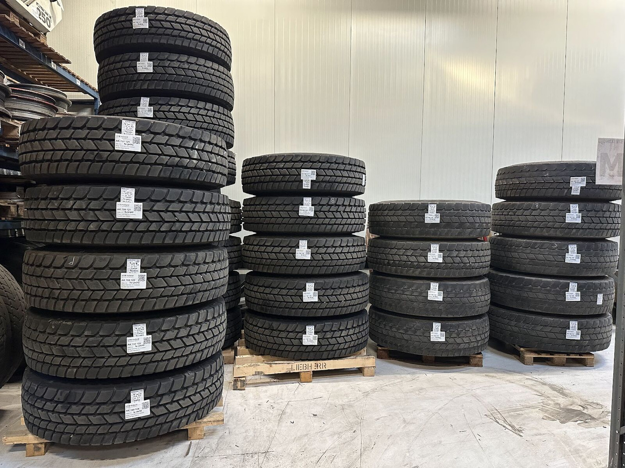 Liebherr Crane Tires/Rims for sale - Шина для Мобильных кранов: фото 1 Liebherr Crane Tires/Rims for sale - Шина для Мобильных кранов: фото 1