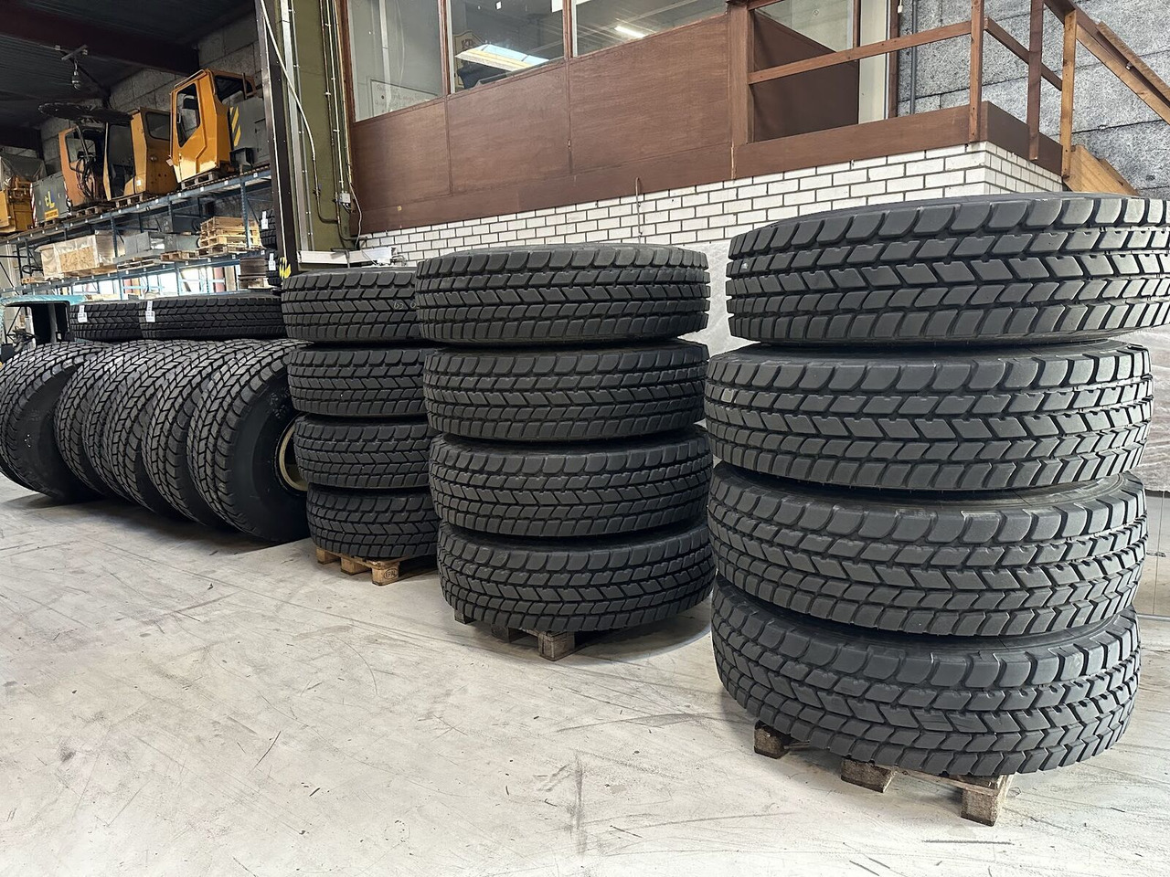 Liebherr Crane Tires/Rims for sale - Шина для Мобильных кранов: фото 2 Liebherr Crane Tires/Rims for sale - Шина для Мобильных кранов: фото 2