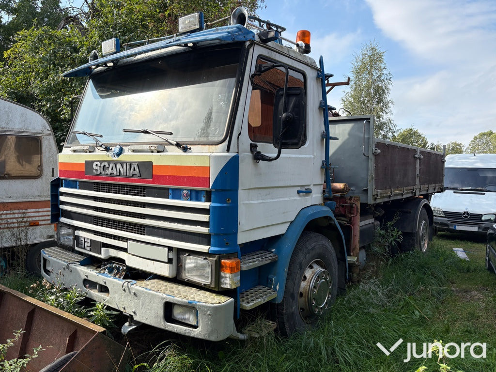 Lastbil Scania P92H 4X2 med lyftkran - Грузовик бортовой/ Платформа, Автоманипулятор: фото 1 Lastbil Scania P92H 4X2 med lyftkran - Грузовик бортовой/ Платформа, Автоманипулятор: фото 1