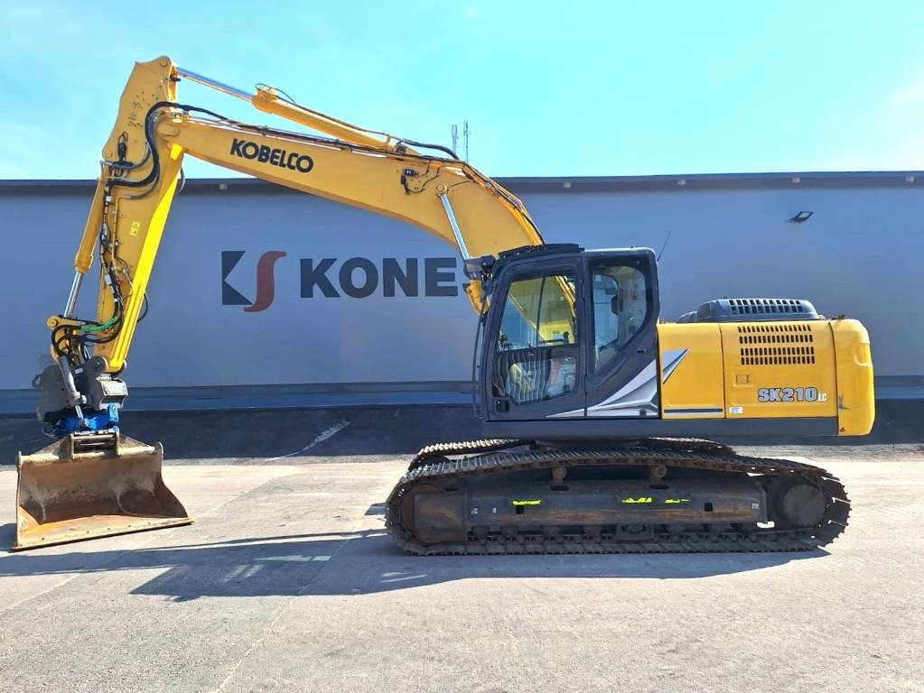 Kobelco SK210LC-11 PYÖRITTÄJÄLLÄ - Гусеничный экскаватор: фото 1 Kobelco SK210LC-11 PYÖRITTÄJÄLLÄ - Гусеничный экскаватор: фото 1