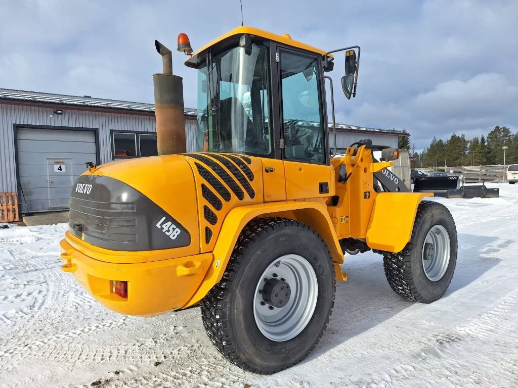 Volvo L45B UUDET RENKAAT - Колёсный погрузчик: фото 4 Volvo L45B UUDET RENKAAT - Колёсный погрузчик: фото 4