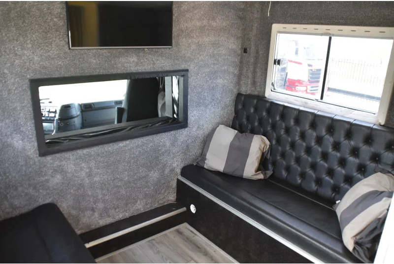 Volvo FM 380 4x2 - EURO 3 - 755 TKM - SPECIAL INTERIOR - LIVING - TV - DOUCHE - TOILET - ELEVATOR - GOOD CONDITION - - Грузовик с закрытым кузовом: фото 5 Volvo FM 380 4x2 - EURO 3 - 755 TKM - SPECIAL INTERIOR - LIVING - TV - DOUCHE - TOILET - ELEVATOR - GOOD CONDITION - - Грузовик с закрытым кузовом: фото 5