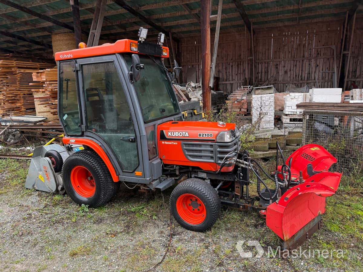 Traktor Kubota B2100 med Vikplog & Sandspridare - Трактор: фото 1 Traktor Kubota B2100 med Vikplog & Sandspridare - Трактор: фото 1