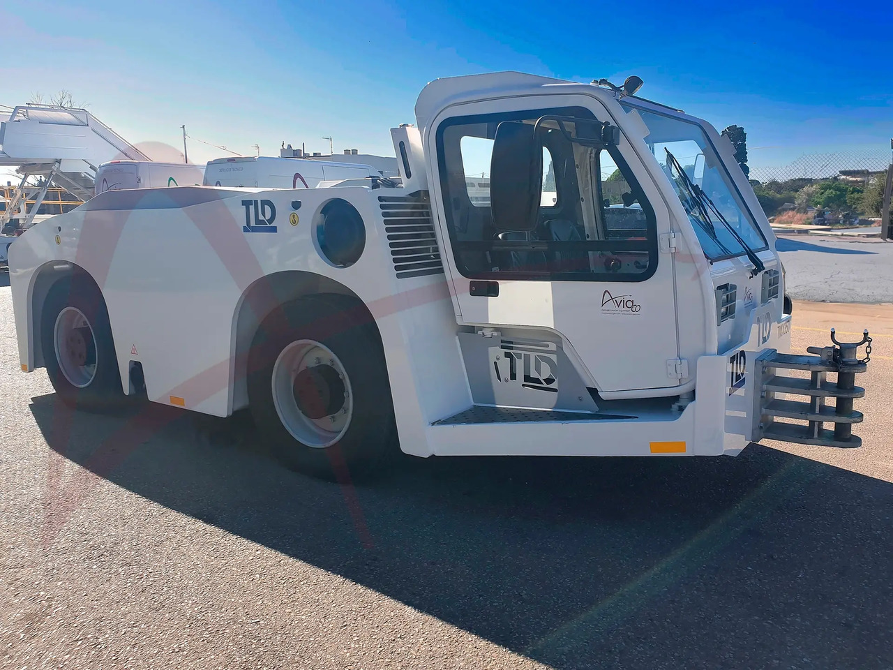TLD TMX 350-28 - Аэродромный тягач: фото 4 TLD TMX 350-28 - Аэродромный тягач: фото 4