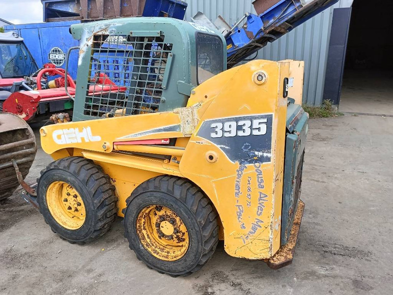 Gehl 3935 3840 schranklader loader skid steer bobcat - Мини-погрузчик с бортовым поворотом: фото 1 Gehl 3935 3840 schranklader loader skid steer bobcat - Мини-погрузчик с бортовым поворотом: фото 1