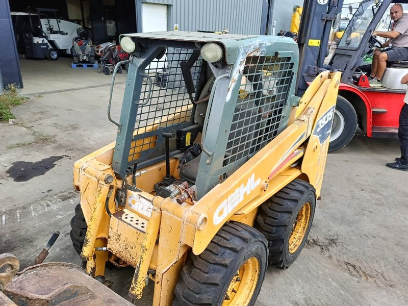 Gehl 3935 3840 schranklader loader skid steer bobcat - Мини-погрузчик с бортовым поворотом: фото 4 Gehl 3935 3840 schranklader loader skid steer bobcat - Мини-погрузчик с бортовым поворотом: фото 4