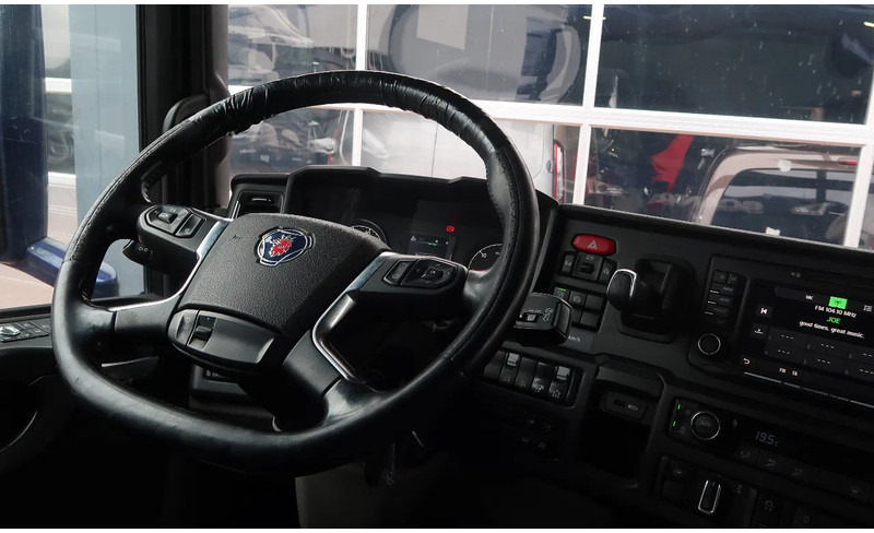 Scania P500 6x2/ FULL AIR/ HYDRAULIC/ LEATHER/ 2.950 WB/ DIFF LOCK/ SLIDE DISH - Тягач: фото 5 Scania P500 6x2/ FULL AIR/ HYDRAULIC/ LEATHER/ 2.950 WB/ DIFF LOCK/ SLIDE DISH - Тягач: фото 5