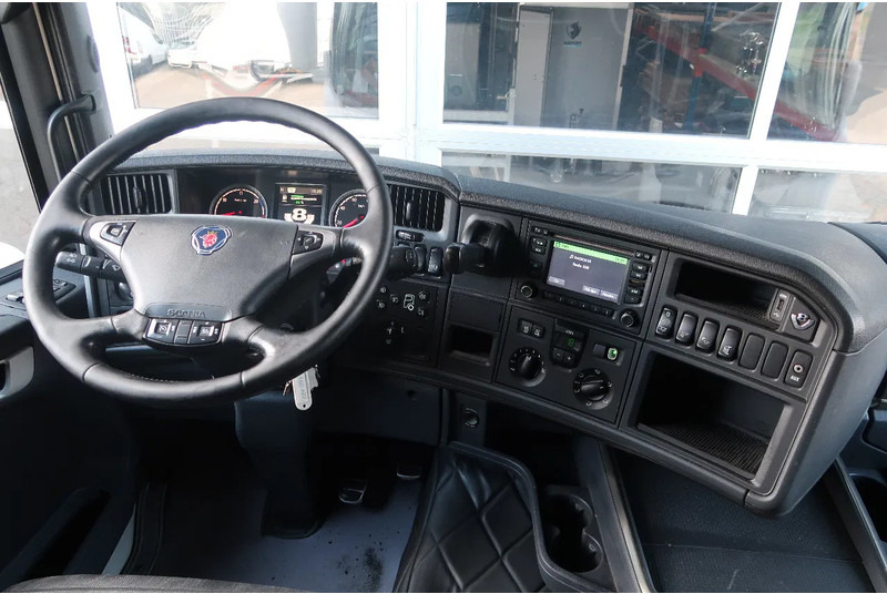 Фото интерьера 2: Тягач Scania R520 V8 RETARDER/ DIFF LOCK/ PARK AIRCO/ 2X TANK Фото интерьера 2: Тягач Scania R520 V8 RETARDER/ DIFF LOCK/ PARK AIRCO/ 2X TANK