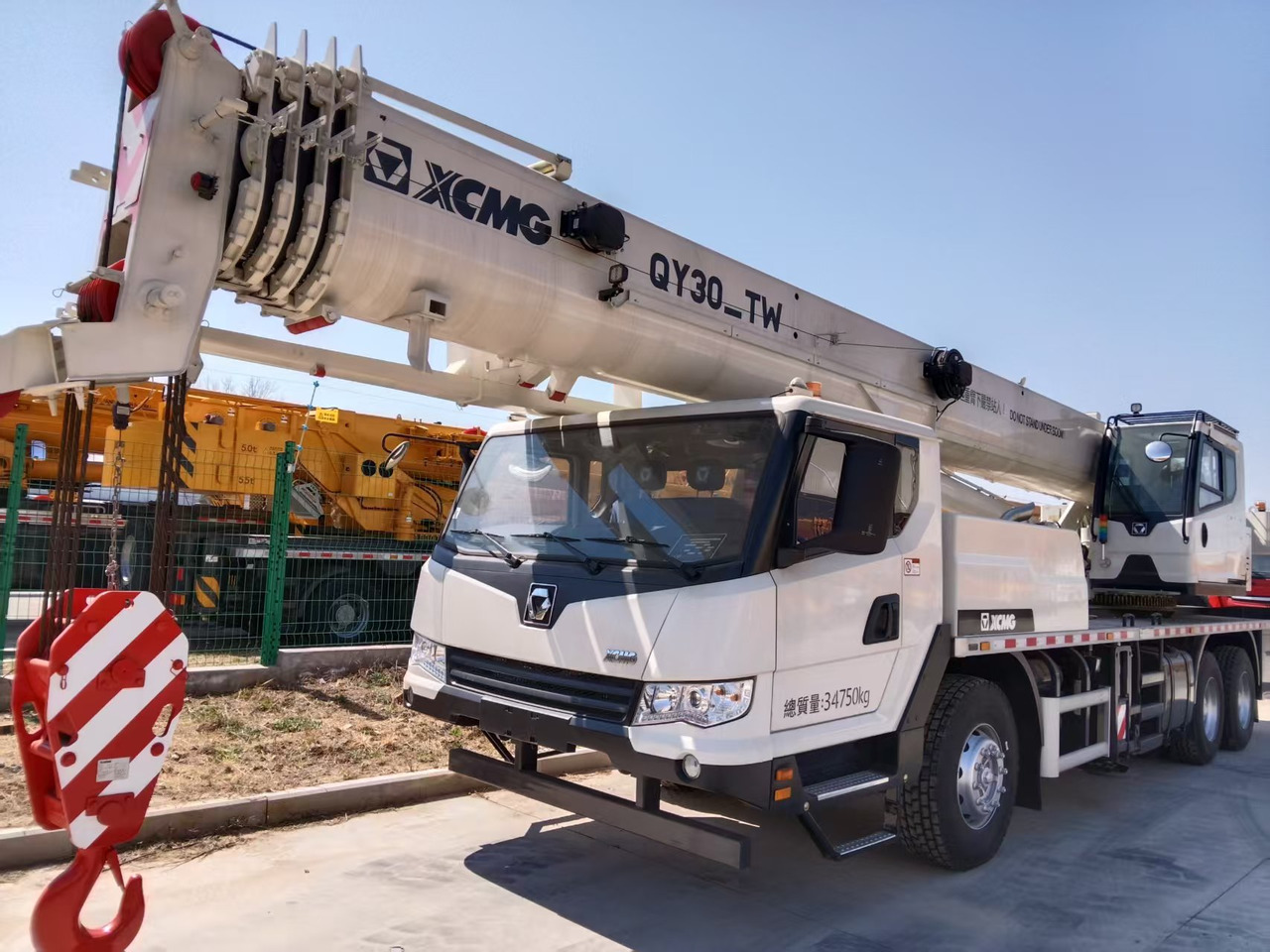 XCMG Official Construction Mini Mobile Crane QY30_TW 30 ton Used Small Hydraulic Crane Price - Мобильный кран: фото 5 XCMG Official Construction Mini Mobile Crane QY30_TW 30 ton Used Small Hydraulic Crane Price - Мобильный кран: фото 5