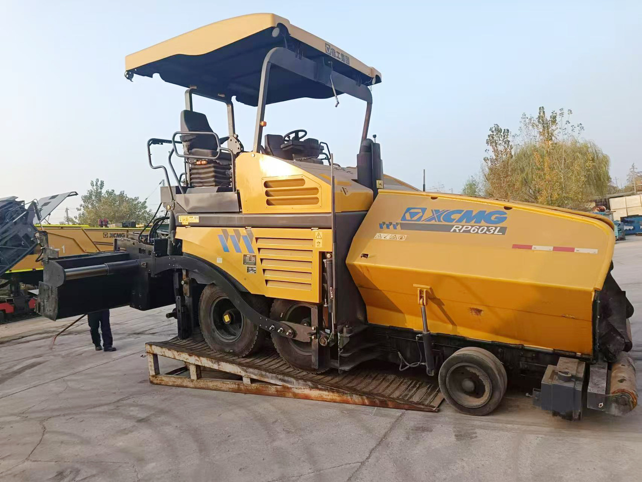 XCMG Official Road Construction Machinery RP603L 6m Used Asphalt Paver Machines Hot Sale - Асфальтоукладчик: фото 2 XCMG Official Road Construction Machinery RP603L 6m Used Asphalt Paver Machines Hot Sale - Асфальтоукладчик: фото 2