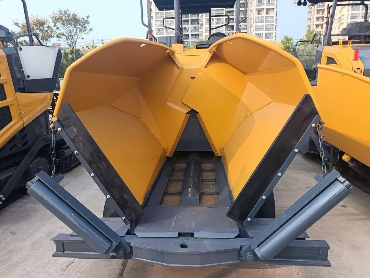 XCMG Official Road Machinery Used Asphalt Paver RP453L 3.4m Small Asphalt Paver Price - Асфальтоукладчик: фото 2 XCMG Official Road Machinery Used Asphalt Paver RP453L 3.4m Small Asphalt Paver Price - Асфальтоукладчик: фото 2