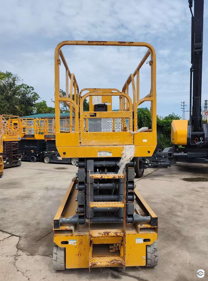 XCMG XG1412HA-Li battery electric mobile scissor lift 14m price - Ножничный подъемник: фото 4 XCMG XG1412HA-Li battery electric mobile scissor lift 14m price - Ножничный подъемник: фото 4