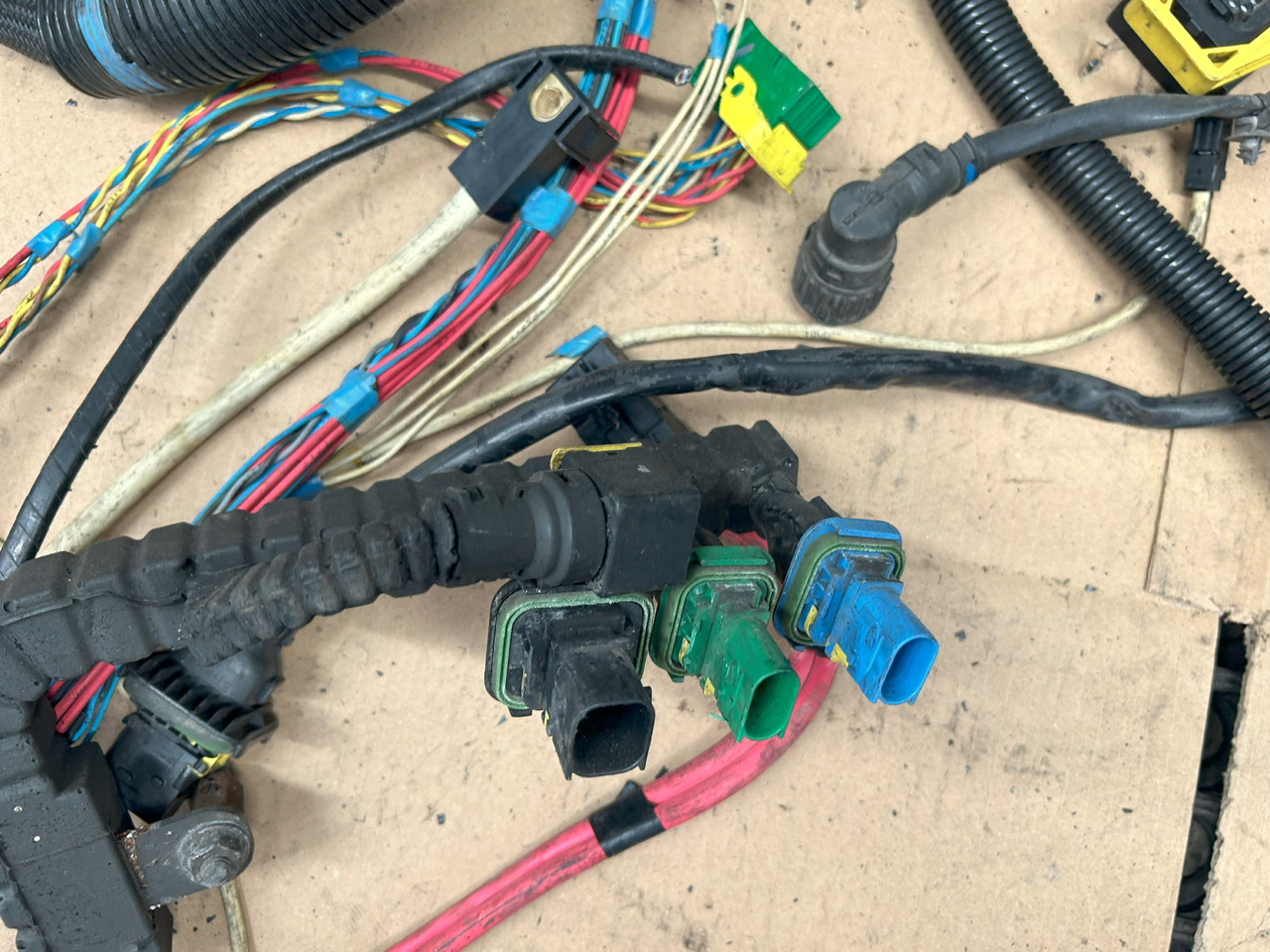 DAF XF 106 J3C ENGINE WIRING HARNESS - Кабели/ Провода: фото 3 DAF XF 106 J3C ENGINE WIRING HARNESS - Кабели/ Провода: фото 3