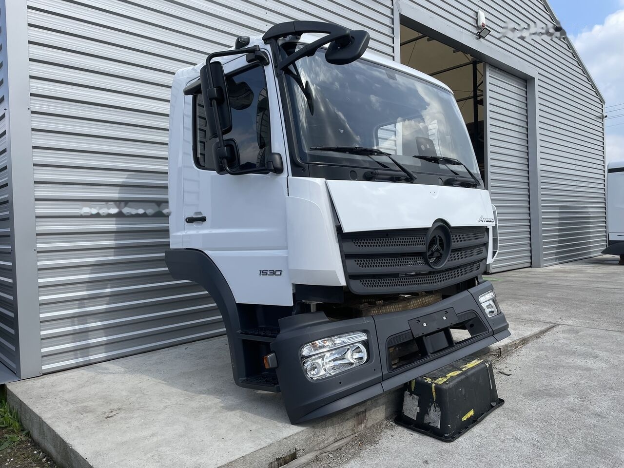 FRONT BUMPER COMPLETE EXTRA COST 700EU Mercedes-Benz ATEGO Euro 6 Mercedes-Benz 1523 L, 1524 L, 1527 L, 1530 - Кабина для Грузовиков: фото 2 FRONT BUMPER COMPLETE EXTRA COST 700EU Mercedes-Benz ATEGO Euro 6 Mercedes-Benz 1523 L, 1524 L, 1527 L, 1530 - Кабина для Грузовиков: фото 2