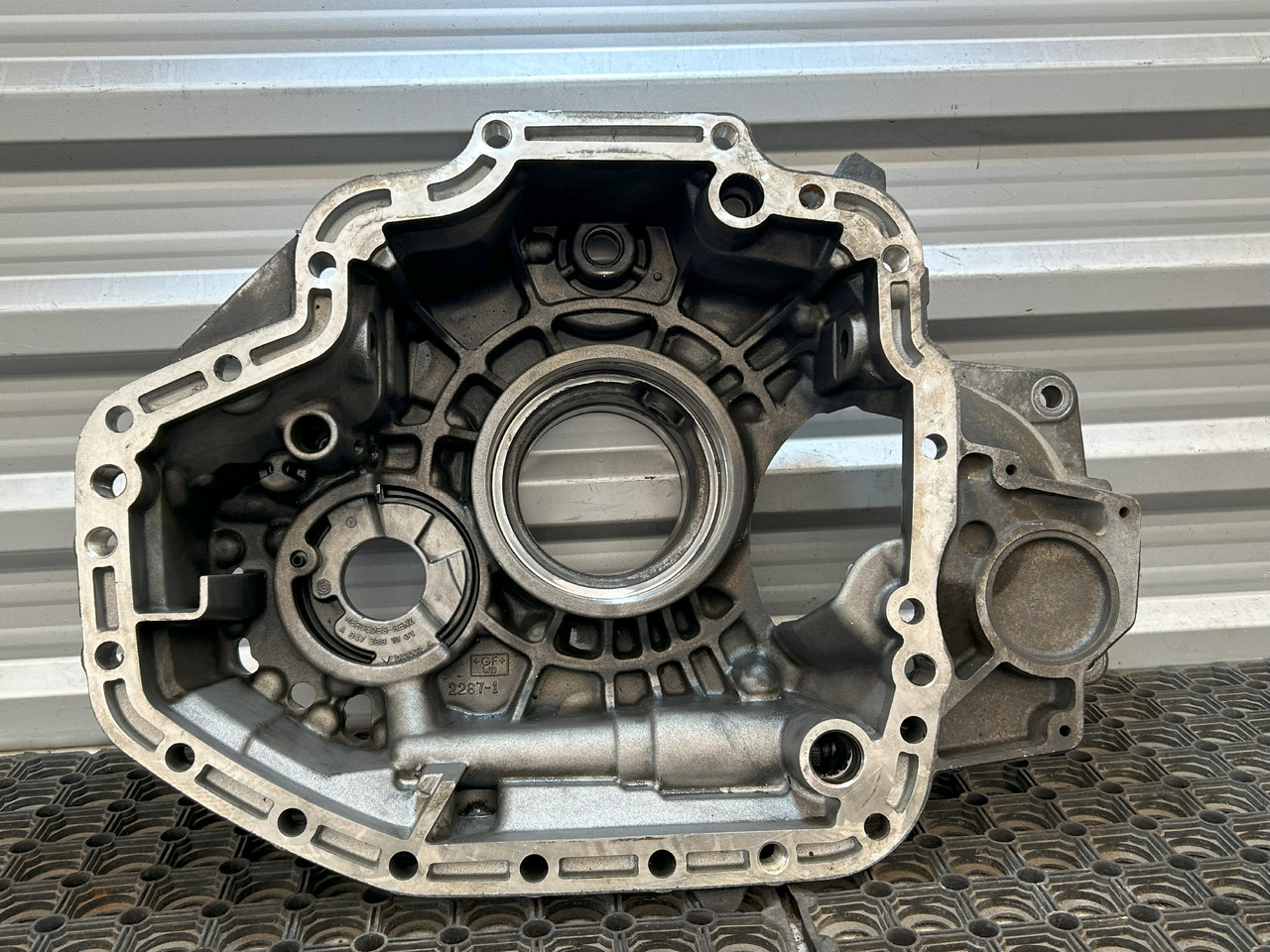 MERCEDES-BENZ AROCS MP4 GEARBOX REAR COVER G330-12 - Коробка передач и запчасти: фото 1 MERCEDES-BENZ AROCS MP4 GEARBOX REAR COVER G330-12 - Коробка передач и запчасти: фото 1