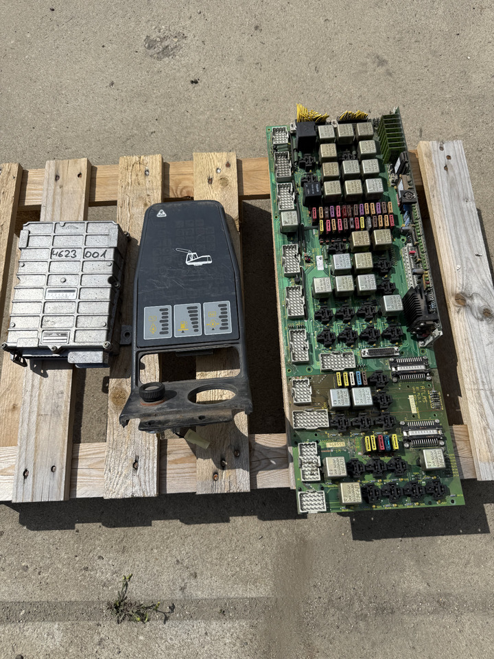 Atlas 1504 - Блок управления для Колёсных экскаваторов: фото 1 Atlas 1504 - Блок управления для Колёсных экскаваторов: фото 1