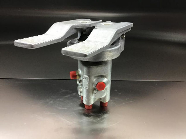 Liebherr A312 Li / A314 Li / A316 Li - Педаль: фото 1 Liebherr A312 Li / A314 Li / A316 Li - Педаль: фото 1