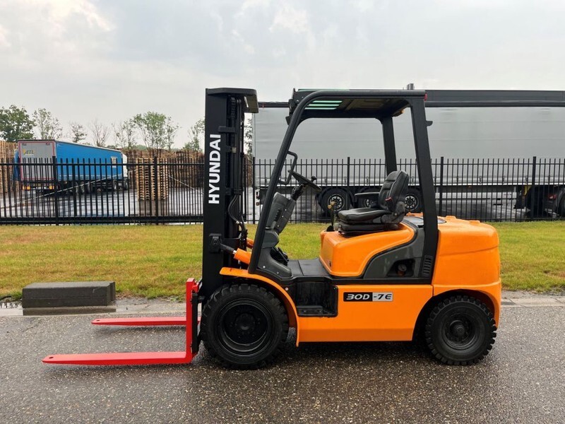 Hyundai 30D-7E - Дизельный погрузчик: фото 2 Hyundai 30D-7E - Дизельный погрузчик: фото 2