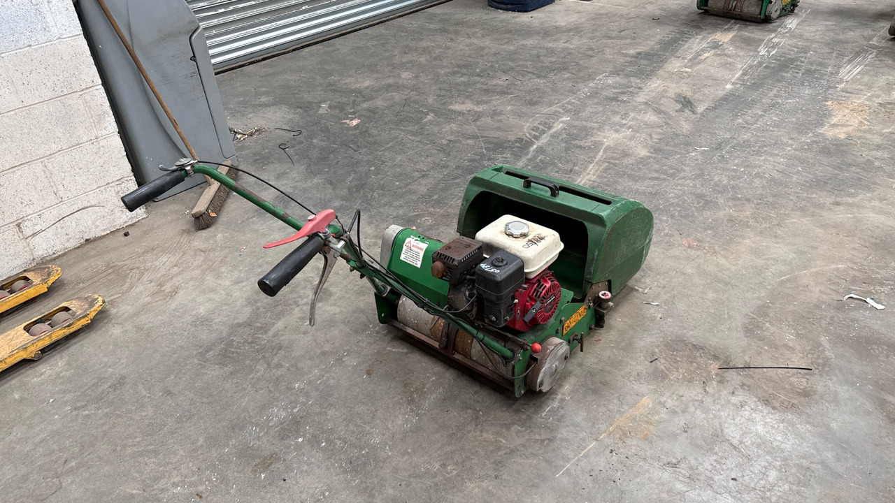 DENNIS FT20 PEDESTRIAN CYLINDER MOWER WITH 9K UNIT AND GRASS BOX - Строительное оборудование: фото 4 DENNIS FT20 PEDESTRIAN CYLINDER MOWER WITH 9K UNIT AND GRASS BOX - Строительное оборудование: фото 4