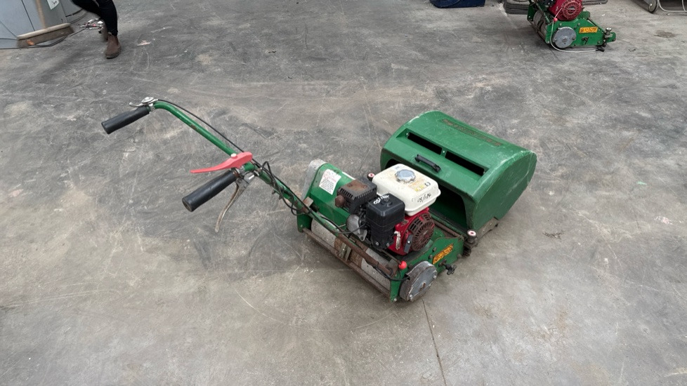 DENNIS FT510 PEDESTRIAN CYLINDER MOWER WITH 9K UNIT AND GRASS BOX - Строительное оборудование: фото 2 DENNIS FT510 PEDESTRIAN CYLINDER MOWER WITH 9K UNIT AND GRASS BOX - Строительное оборудование: фото 2