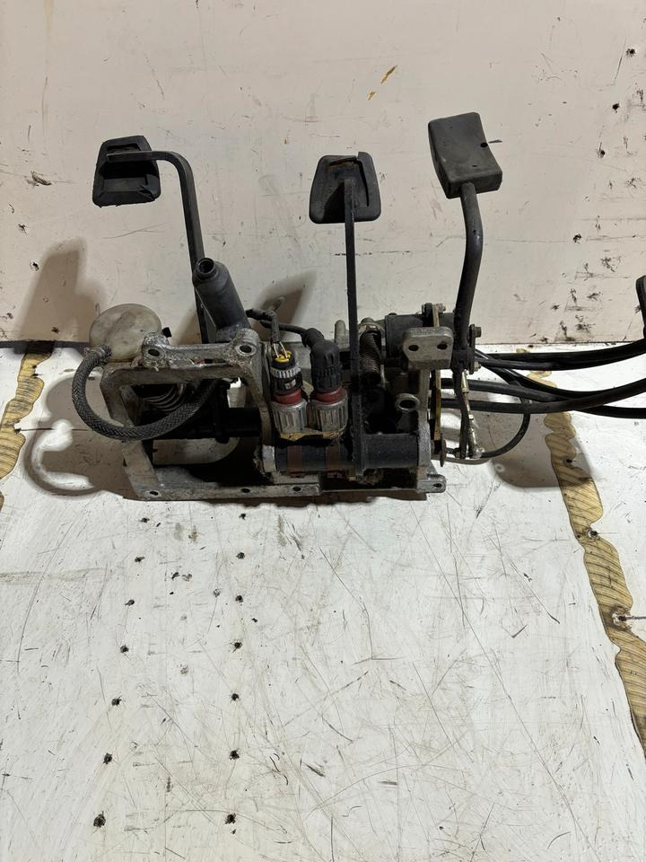 KNORR-BREMSE Fußbremsventil MB4825/35372 - Тормозной клапан для Грузовиков: фото 2 KNORR-BREMSE Fußbremsventil MB4825/35372 - Тормозной клапан для Грузовиков: фото 2