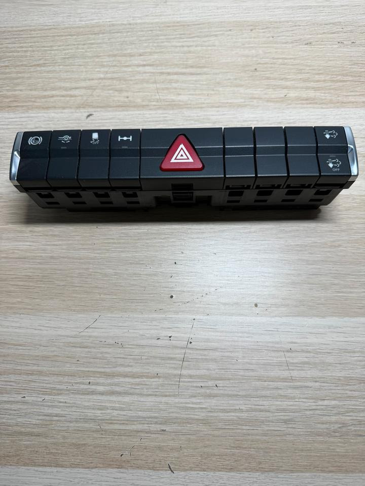 Mercedes Actros MP4 Warnblinkschalter Bedienungspanele - Кабина и интерьер для Грузовиков: фото 2 Mercedes Actros MP4 Warnblinkschalter Bedienungspanele - Кабина и интерьер для Грузовиков: фото 2